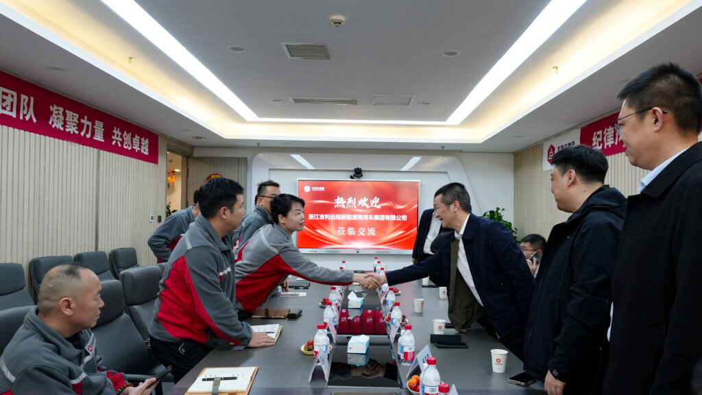 吉利商用车集团莅临尊龙凯时物流进行交流